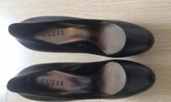 GUESS black high heels SIZE 10
Comfortable because of the platform