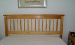 Headboard for queen size bed in solid pine wood. In excellent condition.
From smoke and pet free home.