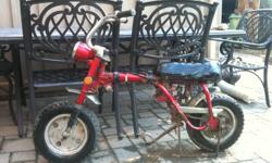 I'm selling a Honda Monkey Z50 frame.
The bike is old but has the basic structure of the original, it is only missing the engine, muffler and a few other parts, GREAT for a restoration of this classic bike!
It comes with the original frame, handlebars,