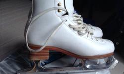 Skates Competitor Ladies 6 B
Matrix Elite Figure Skate Blades 9 1/2 ''
Matrix 2 is up to 33% lighter than traditional blades!
gently used condition,
used only for three months
new inserts
there are a couple scuff and scratches
bought new in La Source