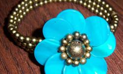 -Blue Jewellery
-Orange Beaded Necklace
-Gold Tone 5 Gem Bracelet
Message or Text me for details
905-807-6901