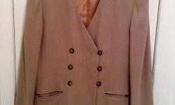 Jones of New York beige suit jacket & skirt, size 10
Pick up on Wellington street
Please see my other ads for more designer items. All prices are negotiable