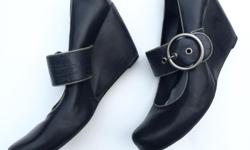 * Kenneth Cole Wedges
* Women's Size 10
* Black Leather
* Few scuffs on heel but overall great condition!