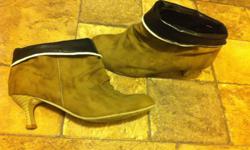 ankle boots, in great condition! heel a bit less than 2 inches.
Please email or contact 3062622339