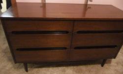 Lovely solid wood Kroohler 6 drawer dresser with mirror
 
Dresser 50 inches long X 29 1/2 " High X 18 " Deep
 
Mirror with bottom Wood Trim 46" Long X 29 1/2 " Long
 
Drawers work smoothly
 
Contact to view.