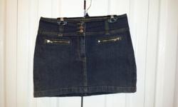 Ladies Blue Jean Skirt with zipper pockets
Brand: Bongo
Size: 9