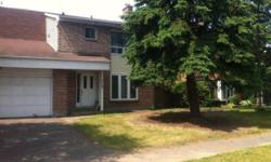Furnished 2- King-size bedrooms and 3- full-size bedrooms available in a 6 Bedroom private house located in Ottawa.
Each room comes with a bed and a study table.
The house is located on Uplands drive, and is 2 minute walk from bus stop with a 7 minute bus