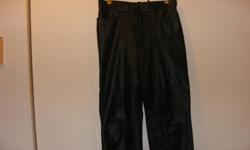 Leather motorcycle riding pants. Lined inside . Good condition
waist 32 leg 34 .