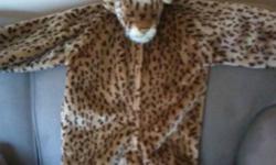 Warm and fuzzy leopard Halloween costume size 3/4. Very cute and great condition.
This ad was posted with the Kijiji Classifieds app.