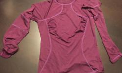 beautiful long sleeve lululemon running top, size 6.
in excellent condition, cherry colour