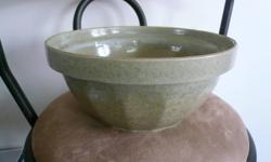 VINTAGE  MEDALTA MIXING BOWL , GRAY-GREEN WARE,
  Manufactured in Medicine Hat,Alta. 1932-1954. 11inches wide,5 inches high.
  Only one on e-bay in yellow..Am taking offers over $25.00 for 1 week only.
  Please contact with any questions.