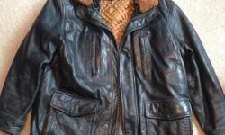 Genuine leather
Size : Large
Fur collar can be removed.