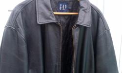 YOU ARE PURCHASING A LIKE NEW, LIGHTLY USED (OUT GROWN) A 100% GENUINE MEN'S EXTRA LARGE BLACK LEATHER GAP BOMBER JACKET IN PERFECT CONDITION
This jacket features front zipper closure, adjustable sleeves, adjustable sides, has a quilted lining. Lining is
