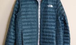 The North Face Men's Tonnerro Jacket
Mens size Medium
Tried on, 99.99% new. No holes, stains, markings of any kind. Non smoking household.
Literally, Brand New!
Reason for sale, received as a gift. Fit's too large for my liking.
-700 fill goose down