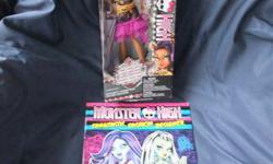 GREAT GIFT!!! Brand NEW, still in box. PLUS bonus brand new Monster High 2014 Fangtastic Fashion Designer book, stickers included. Great for collectors!
Clawdeen Wolf, daughter of a werewolf. From the 2013 Frights! Camera, Action! Black Carpet collection.