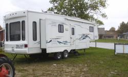 2002 33ft fifth wheel with 3 slide outs excellent condition with all the toys