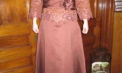 colour - brown
size - 14
- satin
- embroidered with slightly sequined
- floor length
- laced v neck
- never worn (except for pictures)