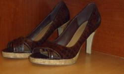 Brown Heels
Size 10
New without Box
Please ask if you have any questions or to make arrangements to try on!