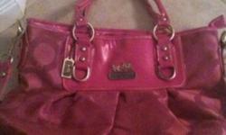 Gorgeous hot pink bag, brand new. Comes with small bag inside as well as dust cover. Large removable handle, two inside pockets. Just not my style. If this ad is up, it's still available. GREAT last minute gift for the girl in your life!
This bag is big