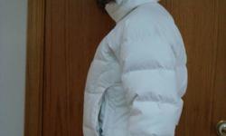 White north face jacket, removable fur trim around hood.
Very nice and thick would be warm for the winter.
Excellent quality. Brand new. Tags still attached.
Was a gift, but no opportunity to wear. Purchased as a gift for $299.00.
Only worn to take