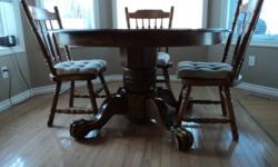 SELLING A 53" SOLID OAK ROUND TABLE WITH PEDESTAL BASE & FOUR CLAW LEGS. INCLUDED IN PRICE ARE SIX CHAIRS & AN EXTENSION LEAF THAT TURNS THE TABLE FROM ROUND TO OVAL.
A GREAT BUY FOR THIS SET FOR $999.00.
CHECK OUR OTHER ADS......MORE OAK ITEMS FOR SALE!