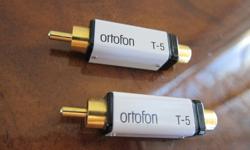EXCELLENT SHAPE, WORK AND SOUND LIKE NEW
One set (2 RCA-to-RCA plugs for stereo sound)
The ORTOFON T-5 is a high-quality state-of-the-art mini step-up transformer which can be used with moving-coil cartridges in the impedance range of 3 to 40 ohms. These