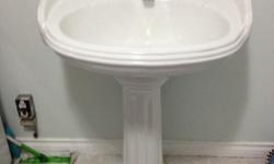 Beautiful, in great condition Pedestal sink with taps. Must pick up in Cowichan Bay