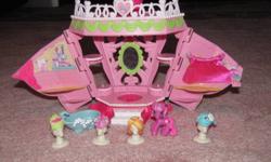 2 Ponyville Playsets with ponies
Hairdesser set incluldes wigs for ponies
Ice Cream shop playset