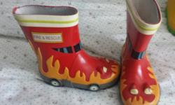 Good condition boys rain boots size 6 toddlers.