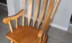 One antique looking rocking chair for sale.
It's a massive one. I don't know the brand but after researches on the internet it seem to be the brand Monarch Specialties.
It's in good condition. But if the buyer want to give it's total shine back, it could