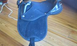Very Small kids saddle.
Very safe, with handle and sturdy girth straps.
Will fit any pony or small horse.
Perfect Shape, great way to get your little one started out!!
Very simple to put on and use. **No stir-ups or lower Girth Belt / Strap.**
Thanks for