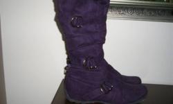 Womens size 8 winter boots with side zipper.
Colour purple