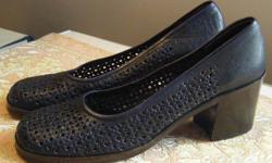 New condition size 9 navy Famolare Italian leather shoes