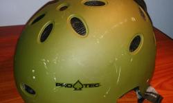 Good condition ski or snowboard helmet. Would fit 11-13 yr old. Green colour, so suitable for male or female.