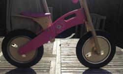 Smart Gear Balance Bike in Pink, excellent condition and a great starter bike for young kids.
Features:
Pneumatic rubber tires with extra long tube valves
Rubberized handle bar grips
Cushioned leatherette seat
Spokeless disk wheels to prevent little feet