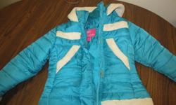 Selling Girls Snowjacket, lightly worn, good condtion, its size M (7/8)