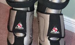 Excellent like new condition boys skates size 1 as shown.
Easy to fasten velcro makes putting on these skates a breeze.
The blades were sharpened and only used 3 or 4 times one season.
Comes from a smoke free and pet free home.
Pick up in Orleans or may