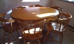 Solid Oak Kitchen Table and Chairs.  Excellent condition.
$250.00 or OBO
Call 250-542-1967