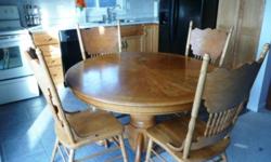 Good Condition -  4ft Round kitchen / Dining Room Table with 4 chairs - Expands to 6 ft table with insert.