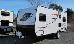 This Starcraft Launch 17FB is a great unit for those looking for a smaller trailer. This unit is nicely equipped with a sink, a 2 burner stove with hood fan, a microwave and a fridge. There is also a bathroom with a shower and a tub. This unit features a