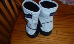 Molehill brand (Stonz-style) winter boots. Size toddler (TD, fits age 1-2 approx). Waterproof with thin lining.
Used last winter for my 1-year-old daughter who wasn't walking much yet at the time!
No liners included, she just wore them over her Robeez
