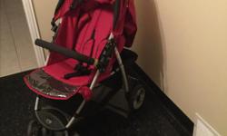 Stroller in excellent condition.
Wheels easily.
Collapses.