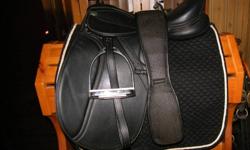 THIS SADDLE IS IN EXCELLENT CONDITION AND COMES WITH LEATHERS, IRONS, GIRTH AND FULL PAD! COMPLETE PACKAGE DEAL READY TO USE!! IT ALSO HAS REMOVABLE KNEE INSERTS....IT'S SO EASY TO MAINTAIN(JUST WIPE WITH A SOFT DAMP CLOTH) AND NEVER HAS TO BE OILED!  IT