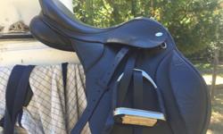 $900 obo
Bought this saddle one year ago, for about $1200, including all parts, and it just doent fit ME.... I bought it for the inter-changeable gullet system for my young horse who kept changing shape as he grew...
Leather seat, cantle, knee