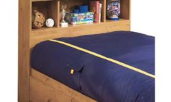 Twin mate's bed made from solid Pine comes with head board, mattress, and two drawers. Ideal for children and small spaces. The drawers offer ideal storage space.
Gently used.
Dismantled and ready for you to take home.
(picture is from an ad, the bed I'm