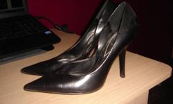 USED
 
GUESS High Heels
Size 8
Worn a few times.
Black.
Has a little scuff on the tip of the right shoe.
Great for formal or semi formal wear.
 
Ad will be removed once item is sold, please check out my other ads, thanks!