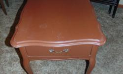 VINTAGE LAMP TABLE / END TABLE WITH DRAWER
THE TABLE IS 22" IN HEIGHT AND 20" BY 28" FOR THE TOP
IN VERY GOOD CONDITION