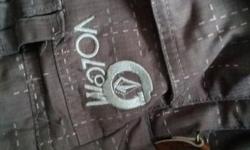 Medium size
brown and green
Snow belt
many pockets and different features
Removable hood
water and wind proof
Volcom brand was bought at $400
Great for outdoor sports.