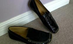 Black, perfect condition, hardly worn.
Size: European 40 (approx 9 Cdn)
Length of sole: approx 10 1/2 inches
$25