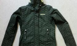 In MINT condition, women's black/lime green Bench BBQ lightweight zip up active jacket windbreaker. Wind and rain resistant and has a roll out hood hidden in collar.
Size - L
Check out my other items for sale by clicking on the "View Seller's List" link
